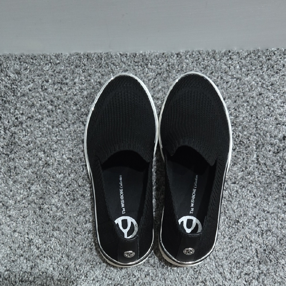 Bnwot Wishbone Black Slip-On Sneakers